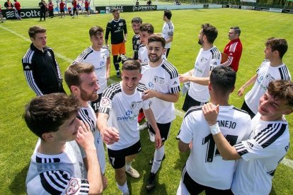 Los jugadores del Burgos Promesas celebran su permanencia en Segunda RFEF, el pasado domingo. TOMÁS ALONSO