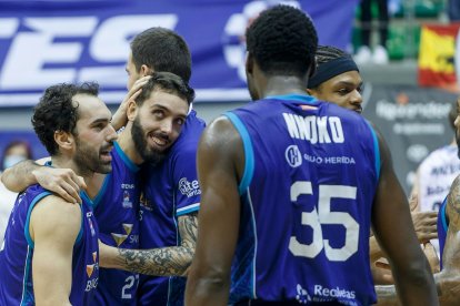 Benite y Salash felicitan a Marc García en el partido contra el Bilbao. S.OTERO