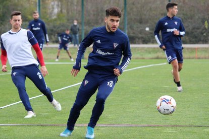 El Mirandés se ejercitó ayer en Anduva antes de viajar a las Canarias. CD MIRANDÉS