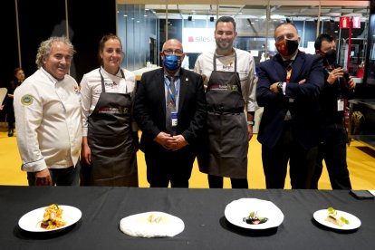 Reyes con el diputado Jesús Sendino, el presidente de la IGP, Roberto Da Silva, y su director, Rafael González. ECB