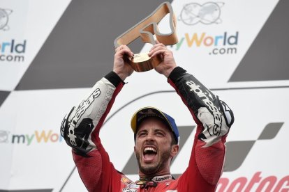 Andrea Dovizioso (Ducati), en lo alto del podio.-AFP /  VLADIMIR SIMICEK