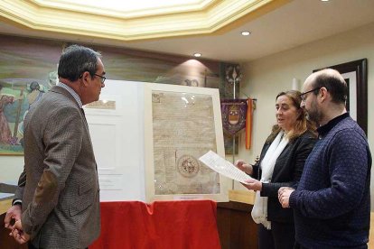 Baudilio Fernández-Mardomingo, Ana Carmen Pascual y Marcos Peña, ayer, en Briviesca.-G.G.