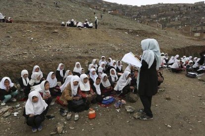 Un grupo de estudiantes afganas dando clase fuera de las aulas en Kabul.-AP / RAHMAT GUL
