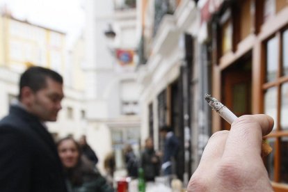 Personas fumando en la vía pública. Cada vez son más los que dejan el hábito.-R. O.