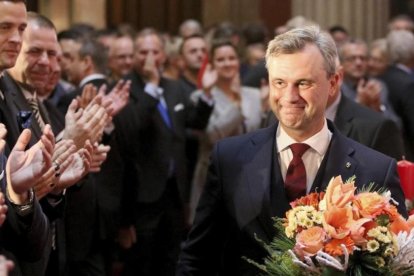 Norbert Hofer, el candidato presidencial del FPÖ, aplaudido en el último acto de campaña en Viena, el 2 de diciembre.-AP / RONALD ZAK