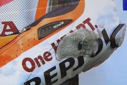 Así de quemado y agujereado quedó el codo izquierdo del mono de Marc Márquez tras apoyarse en él para salvar una caída.-EMILIO PÉREZ DE ROZAS