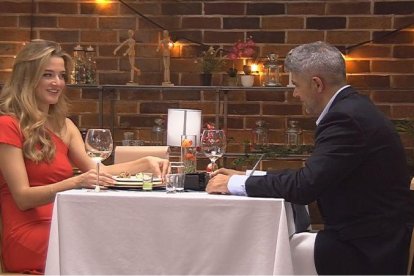 La camarera de First dates, Yulia, en su cita a ciegas en la edición 500 del programa de Cuatro.-EL PERIÓDICO