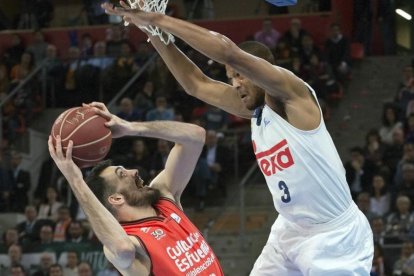 El valencianista Oriola intenta lanza ante la defensa de Randolph.-JOSE RAMÓN GÓMEZ / EFE