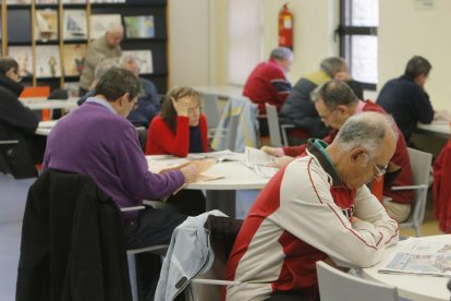 Varios usuarios ojean la prensa y revistas en la Biblioteca Gonzalo de Berceo.-RAÚL G. OCHOA