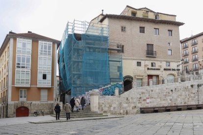 La cuarta planta del número 8 de la plaza Santa María, en la imagen en el edificio de la derecha. RAÚL G. OCHOA