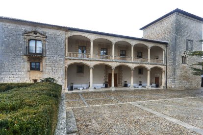 Fachada sur del palacio de Saldañuela. Toda la balconada del primer piso pertenecía a la alcoba de doña Isabel. SANTI OTERO