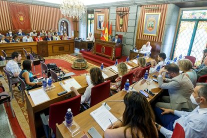 Imagen de archivo de un Pleno municipal en el Ayuntamiento de Burgos. SANTI OTERO