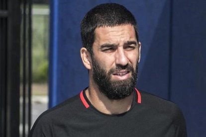 Arda Turan, en un entrenamiento del Barça.-EDU BAYER