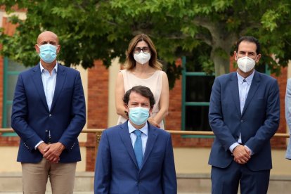 González y Mañueco, en la foto de familia tras la reunión del martes. ICAL