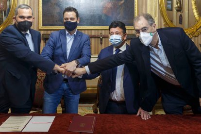 Leví Moreno, Daniel de la Rosa, Rodrigo Santidrián y Miguel Ángel Benavente tras firmar el convenio de patrocinio entre el Ayuntamiento y el Burgos CF. SANTI OTERO