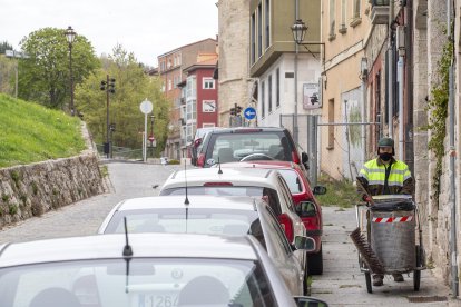 Un operario de limpieza por la calle Cabestreros. SANTI OTERO