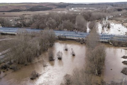 El Arlanza se ha apropiado ya del entorno que rodea la autovía de entrada a Lerma.-I. L.M.