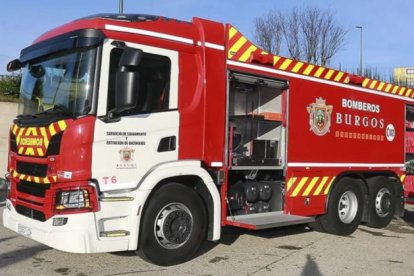 Los bomberos de Burgos han acudido rápidamente al incendio declarado en un nave de Ubisa. ECB