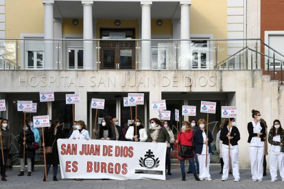 Primera protesta de la plantilla a las puertas del hospital. ICAL