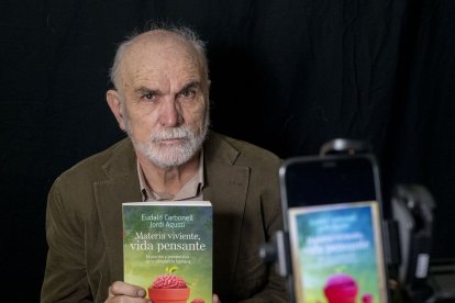 El arqueólogo y codirector del yacimiento de Atapuerca, Eudald Carbonell, con su nuevo libro. ICAL