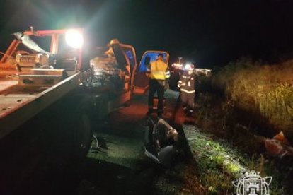 Los servicios de emergencia intervienen en el lugar del accidente. BOMBEROS DE BURGOS