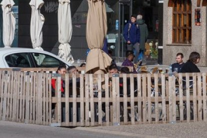 Terraza ampliada por la covid en reyes Católicos. SANTI OTERO