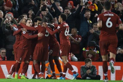 Los jugadores del Liverpool celebran el cuarto gol al Arsenal, obra de Salah, al filo del descanso.-PETER POWELL (EFE)