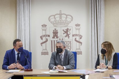 Miguel Ángel Vicente, Pedro de la Fuente y Elena Ramos durante la presentación de 'Reflexiones sobre la Igualdad'. SANTI OTERO