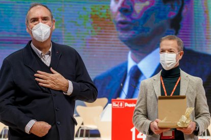 Juan José Laborda, homenajeado por sus compañeros del PSOE, junto a Ander Gil. SANTI OTERO