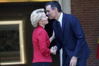 Pedro Sánchez saluda a la nueva presidenta de la Comisión Europea, Ursula von der Leyen, este miércoles en la Moncloa.-DAVID CASTRO