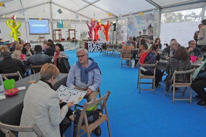 Los lectores esperaron pacientes el inicio de la primera ‘catalibros’, que transformó el ambiente de la carpa.-Israel L. Murillo