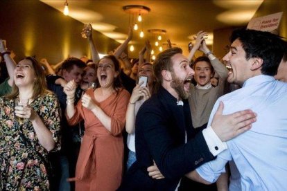 Laboristas del PvdA de Frans Timmermans celebran los resultados de los sondeos el pasado jueves en La Haya (Países Bajos).-KOEN VAN WEEL (AFP)