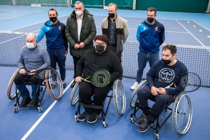 Foto de familia los miembros de la escuela de tenis adaptado de Burgos. TOMÁS ALONSO