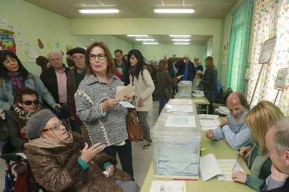 Imagen de votaciones el pasado domingo en un colegio electoral.-RAÚL G. OCHOA