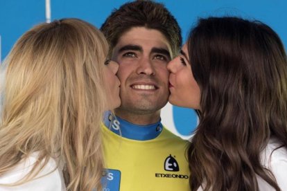 Mikel Landa, en la Vuelta al País Vasco del año pasado, con dos azafatas.-EFE / ADRIAN RUIZ DE HIERRO