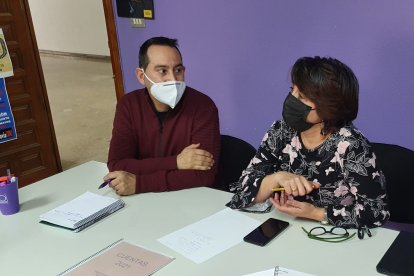 El concejal de Podemos, Andrés Gonzalo, charla con su compañera, Mª Ángeles Pizarro