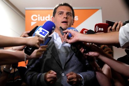 El presidente de Ciudadanos, Albert Rivera, atiende a los medios de comunicación.-JUAN CARLOS HIDALGO (EFE)