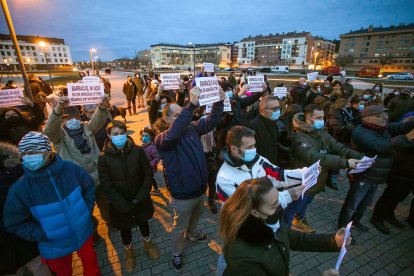 Primera reunión en el 'parque de los ochos' de los vecinos, convocados portal a portal para protectar por la imposición municipal y planear las acciones de protesta. TOMÁS ALONSO