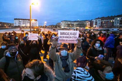 Primera reunión en el 'parque de los ochos' de los vecinos, convocados portal a portal para protectar por la imposición municipal y planear las acciones de protesta. TOMÁS ALONSO