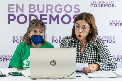 Julia Braceras, de la PAH, con Marga Arroyo. SANTI OTERO