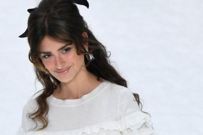 Penélope Cruz desfila para Chanel como homenaje a Karl Lagerfeld.-AFP / CHRISTOPHE ARCHAMBAULT