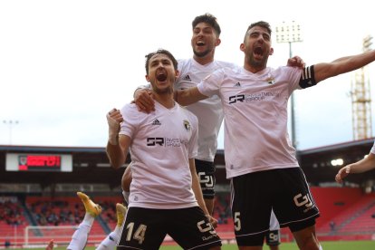 Elgezabal, Javi Gómez y Undabarrena celebran el tanto conseguido por el central vizcaíno ayer en Los Pajaritos. BURGOS CF / ALBA DELGADO