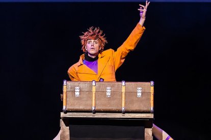 El francés Jimmy Delp realiza un espectáculo original de magia y humor visual con efectos imposibles y una puesta en escena magistral.