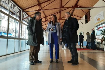 Antonio Miguel Araúzo, Virginia Barcones y Pedro de la Fuente en el mercado municipal de Pradoluengo. ECB