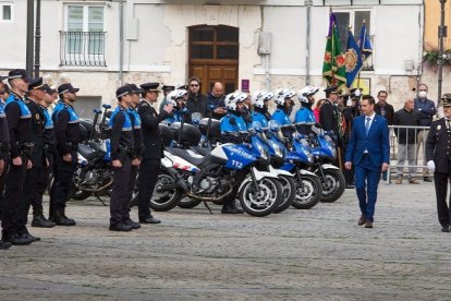 Daniel de la Rosa, alcalde de Burgos, pasa revista a agentes de la Policía Local. TOMÁS ALONSO