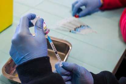 Un sanitario prepara una vacuna. TOMÁS ALONSO