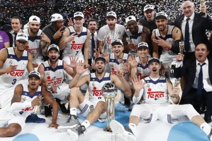 Los jugadores del Real Madrid celebran el título de Copa conquistado el pasado mes de febrero.-ACB