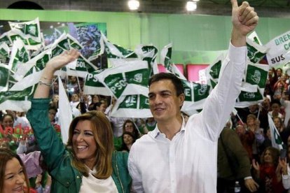 Susana Díaz y Pedro Sánchez, en un acto de la campaña electoral andaluza, el pasado 20 de marzo, en Sevilla.-REUTERS / MARCELO DEL POZO