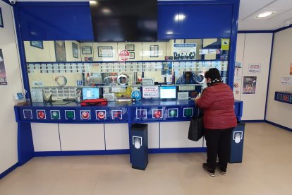 Una mujer compra lotería en la administración número 3 de Aranda. L.V.L.