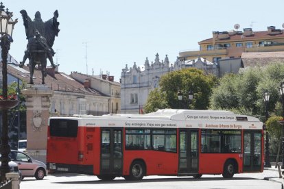 Un autobús municipal en su ruta por la Plaza del Cid, de la capital burgalesa-ISRAEL L. MURILLO